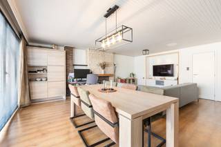<p>Deze gezellige gesloten bebouwing uit 1969 biedt verrassend veel ruimte en mogelijkheden voor gezinnen of wie op zoek is naar een praktische woning in een rustige, kindvriendelijke buurt. De lichtrijke leefruimtes (1ste verdieping) zorgen voor een aangename woonbeleving, terwijl de oprit, grote garage, het terras en de tuin met recent geplaatst tuinhuis extra comfort bieden. Met vier slaapkamers, een ruime tuin van 259 m² en een functionele indeling beschikt deze woning over heel wat potentieel. Bovendien geniet je van een vlotte bereikbaarheid en een ligging vlakbij de dorpskern van Dendermonde.</p>

<p> </p>

<p>Belangrijkste ruimtes:<br />• Inkomhal met toegang tot de garage, apart toilet en 1ste slaapkamer<br />• Gezellige woonkamer met veel lichtinval (1ste verdieping)<br />• Praktische keuken uitgerust met keramische kookplaat, oven, koelkast en vaatwasser (1ste verdieping)<br />• Badkamer met douche, ligbad en enkele wastafel (tussenverdieping)<br />• Apart toilet (Gelijkvloers)<br />• Vier slaapkamers (1 op tussenverdieping, 3 op 2de verdieping)<br />• Grote garage met extra bergruimte en aansluitingen (wasmachine..)<br />• Ruime opbergzolder<br />• Terras en tuin (259 m²) met nieuw geplaatst tuinhuis<br />• Oprit met parkeermogelijkheid</p>

<p>Troeven:<br />• Ruime en lichtrijke woning met veel mogelijkheden<br />• Grote garage, oprit, terras en tuin met nieuw tuinhuis<br />• Rustige en kindvriendelijke ligging nabij de dorpskern</p>

<p>Neem vandaag nog contact op met je ERA-makelaar voor een bezoek. JOUW DROOMHUIS. ZO GEVONDEN!</p>