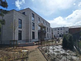 Bij het betreden van het appartement komt u terecht in een lichtrijke en aangename leefruimte met een open, volledig uitgeruste keuken. De...