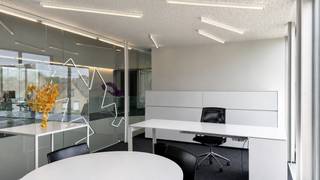 In het Bedrijvencentrum 3Koningen in Torhout zijn verschillende kantoorruimtes beschikbaar van 18m² tot 34m². Dankzij de centrale ligging nabij de E403 en N32 geniet u van een uitstekende bereikbaarheid voor uzelf, uw medewerkers en uw klanten. Het bedrijvencentrum is de ideale uitvalsbasis voor starters, zelfstandigen, vrije beroepen en KMO's.

✔ Volledig ingerichte, instapklare kantoorruimtes
✔ All-in formule met vaste maandelijkse kost
✔ Vergaderzalen inbegrepen 
✔ Receptie met onthaal en wachtruimte tijdens kantooruren
✔ Internet- en telefoonvoorzieningen
✔ Gemeenschappelijke kitchenette 
✔ Schoonmaak van zowel gemeenschappelijke ruimtes als uw kantoor
✔ Verwarming, elektriciteit en water inbegrepen
✔ Ruime parkeergelegenheid 

Door de full-service formule hoeft u zich geen zorgen te maken over bijkomende kosten of praktische organisatie. Zo kunt u zich volledig concentreren op de groei van uw onderneming.

Interesse in een kantoorruimte of wenst u een bezoek in te plannen?
Contacteer Eva via 0475 69 38 22 of via eva@vicusvastgoed.be 