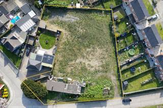 <p>Op een bijzonder strategische en gegeerde locatie, op de hoek van de Kanaalstraat en de Bakkersstraat te Lokeren, bevindt zich deze unieke projectgrond met een uitzonderlijk ontwikkelingspotentieel.</p><p>Deze eigendom biedt een zeldzame kans om een hoogwaardig residentieel project te realiseren, waarbij ruimte, architectuur en ligging samenkomen in een toekomstgerichte visie op wonen.</p><hr /><p>Met de mogelijkheid tot het ontwikkelen van 16 nieuwbouwappartementen met ondergrondse parking en bijhorende staanplaatsen, leent deze site zich perfect voor een doordacht en hedendaags woonconcept. De ontwikkeling kan flexibel worden ingevuld, bijvoorbeeld in twee afzonderlijke residenties van elk 8 appartementen, of in een combinatie van 12 en 4 entiteiten, afhankelijk van de gewenste invulling en architecturale visie.</p><p>De ligging vormt zonder twijfel één van de grootste troeven: centraal, doch aangenaam bereikbaar, met een vlotte aansluiting naar de E17/N70, het centrum van Lokeren en diverse commerciële voorzieningen. Deze combinatie maakt het project bijzonder aantrekkelijk voor een brede doelgroep, waaronder jonge gezinnen en actieve bewoners die comfort en mobiliteit hoog in het vaandel dragen.</p><hr /><p>Daarnaast biedt deze eigendom een solide basis voor verdere ontwikkeling, waarbij de geldende voorschriften en mogelijkheden transparant kunnen worden toegelicht. Er werd in het verleden reeds een vergunningstraject + bouwplannen opgestart, wat het ontwikkelingsproces bijkomend kan faciliteren.</p><p>Deze projectgrond vertegenwoordigt een zeldzame opportuniteit voor ontwikkelaars die op zoek zijn naar een locatie met zowel commerciële als residentiële meerwaarde.<br />Een plek waar toekomstgericht bouwen, kwalitatief wonen en strategische ligging samenkomen, klaar om uitgewerkt te worden tot een toonaangevend woonproject in Lokeren.</p><p>Contacteer ons voor verdere informatie of een vertrouwelijk gesprek via 09 310 77 07 of info@woonhoekvastgoed.be</p>