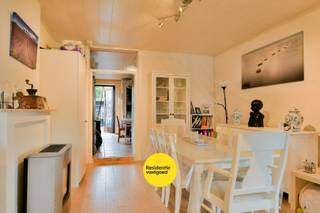 Ontdek deze charmante woning in Sint-Andries, ideaal gelegen met een uitstekende verbinding naar het bruisende stadscentrum van Brugge én de E40 en E403. Bovendien liggen winkels, scholen en openbaar vervoer op wandel- en fietsafstand, wat dit huis ideaal maakt voor wie comfort en mobiliteit belangrijk vindt.<br />Op het gelijkvloers verwelkomt de inkomhal u in de lichtrijke leefruimte, die naadloos aansluit op de ingerichte keuken. Daarnaast vindt u er een praktische badkamer en een afzonderlijk toilet. Achteraan geniet u van een gezellige stadskoer met handige berging en rechtstreekse toegang tot het groene Abdijbekepark.<br />De eerste verdieping telt twee ruime slaapkamers en een polyvalente tussenruimte, perfect in te richten als extra slaapkamer, bureau of dressing. Ook hier werd een apart toilet voorzien. De zolderverdieping werd volledig afgewerkt tot een derde volwaardige kamer, ideaal als slaapkamer, hobbyruimte of thuiskantoor.<br />Deze woning biedt een warme en praktische thuis, met alle voorzieningen binnen handbereik.<br />EPC: 496 kWh/m² (renovatieverplichting) (Vg, Wg, Gmo, Gvkr, Gvv) Ref. BR00040<br />Neem voorsprong met een vrijblijvende en gratis schatting van uw eigendom via:<br />http://www.residentievastgoed.be/gratisonlineschatten