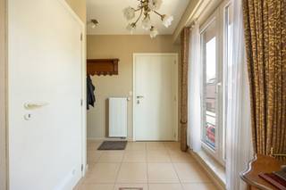 <strong>INDELING</strong><br />Inkomhal met vestiaireruimte. Toiletruimte met lavabo. Ruime woonkamer (<span>40m²</span>). Open keuken voorzien van de volgende toestellen nl. gasvuur, afzuigkap, vaatwasmachine, combi-oven, koelkast met vriesvak en spoeltafel. Berging/wasplaats met aansluiting voor wasmachine/droogkast en aardgasbrander van de C.V. en warmwater. Nachthal met toegang tot het terras. 2 slaapkamers. <br /><br /><strong>BUITEN </strong><br />Zuid georiënteerd terras van 20m². Gemeenschappelijke fietsenberging. <br />De linker autostaanplaats achter het appartementsgebouw. <br /><br /><strong>BIJZONDERHEDEN </strong><br />Dubbele beglazing. PVC ramen. C.V. op aardgas. Riolering. Elektriciteit is conform. <br /><br /><strong>POSITIEVE ASPECTEN </strong><br />Gelegen in het centrum van Merksplas, vlakbij de nodige winkels, supermarkt, scholen, openbaar vervoer,...<br />Ruim appartement van 103m²<br />Parkeergelegenheid achteraan voorzien <br />Kleinschalig appartementsgebouw bestaande uit 6 eenheden<br />Ideaal als investeringspand <br /><br /><em>Stedenbouwkundige inlichtingen in aanvraag.</em>