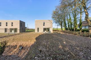 <strong>Woning in Halle - Gaasbeeksesteenweg: Lot 2</strong><br />Instapklare villa in Halle met zicht op de velden Op een rustige en autoluwe ligging in Halle, op slechts 1,5 km van het stadscentrum, vind je deze stijlvolle vrijstaande nieuwbouwwoning. Je woont hier in alle rust, met open zicht op de velden én alle voorzieningen vlakbij. De woning is volledig afgewerkt en meteen beschikbaar. Binnen geniet je van een doordachte indeling met 3 slaapkamers, 2 badkamers, een bureauruimte, dressing en een inpandige garage. Ook buiten is er volop ruimte, met een ruim perceel van 825 m² en een zuidwestgerichte tuin waar je optimaal van de zon geniet. Deze energiezuinige kijkwoning met energielabel A is volledig instapklaar en beschikbaar bij akte.<br />Troeven van lot 2:<br />- Open bebouwing<br />- 3 slaapkamers<br />- 2 badkamers<br />- Bureauruimte en dressing<br />- Inpandige garage<br />- Perceel van 825 m²<br />- Zuidwestgerichte tuin<br />- Energiezuinig – label A<br />- Volledig afgewerkt<br />- Beschikbaar bij akte