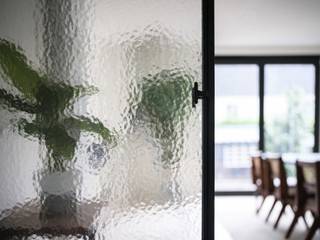 <p>In een rustige, rustige woonwijk in De Pinte staat deze alleenstaande woning, omringd door het groen.</p>
<p>De ruime inkomhal met apart gastentoilet vormt de toegang tot de woning. Het gelijkvloers biedt een ruime leefruimte en een uitgeruste keuken, uitgerust met vaatwasser, frigo, diepvries, inductieplaat en dampkap. Een bergruimte, ruime garage en wasplaats vervolledigen dit niveau.</p>
<p>Op de eerste verdieping vindt u vier ruime slaapkamers, waarvan twee met eigen dressing, en twee badkamers.<br />De bovenste verdieping herbergt nog twee bijkomende slaapkamers.</p>
<p>Deze woning ligt op wandelafstand van het centrum van De Pinte en op amper 18 minuten van Gent Centrum.</p>
<p>Meer info via info@vicusvastgoed.be</p>