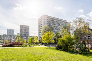 <p>PLAN UW BEZOEK VIA VOLGENDE LINK: https://listed.mijnhuurprofiel.be/whise/7656413<strong><br /><br /></strong>Wilt u op’t Zuid wonen en tegelijkertijd genieten van zichten over de Stad Antwerpen?<br />Dan is dit appartement beslist iets voor u.<br /><br />Op de 10de verdieping van een goed onderhouden gebouw vinden we dit appartement met terrassen aan weerszijde terug, zo kan u genieten van zichten over de Stad Antwerpen en het Nieuw Zuid.<br /><br />Het appartement, ca. 95m2, dit appartement was origineel een 2 slaapkamer en is enkele jaren geleden omgebouwd naar een 1 slaapkamer met bureelruimte.<br /><br />De badkamer is uitgerust met een inloopdouche, handige inmaakkasten, enkele wastafel en aansluitingen voor was-en droogmachine.<br /><br />De keuken is volledig uitgerust en beschikt over een gasvuur waar u een ultiem genot zal ondervinden tijdens het koken met dergelijk zicht.<br />Tevens is de aansluitende woonruimte ook dé ideale plek voor gasten te ontvangen.<br /><br />Dubbele garagebox te huur aan 250 euro/maand.</p>
<p>Huurprijs: 1.350,00 EUR/maand<br />Alg. kosten: 150,00 EUR/maand (incl verwarming)<br />Beschikbaarheid: 01/07/2026<br /><br />Interesse? Contacteer LISTED voor een bezoek: +32 3 283 51 51.</p>