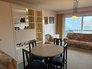 Deze charmante studio bestaat uit inkom, woonkamer met zonnig terras, open keuken, badkamer met bad en lavabo, afzonderlijk toilet.Onmiddellijk...