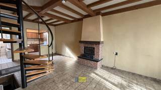 <p><span>Deze woning met veel mogelijkheden in het hart van Antwerpen biedt u een unieke kans om stedelijk wonen te combineren met een warme, knusse sfeer. Met een bewoonbare oppervlakte van 112m² beschikt deze woning over twee ruime slaapkamers en één badkamer, het is mogelijk om 3/4 kamers te creëren </span></p><p><span>Bij binnenkomst treft u een uitnodigende leefruimte met authentieke houten balken en een karaktervolle spiraaltrap. De woonkamer biedt voldoende ruimte om een gezellige zithoek te creëren. De keuken, voorzien van houten kastjes en ingebouwde apparaten, biedt veel potentieel om omgetoverd te worden in een moderne kookomgeving.</span></p><p><span>De badkamer is efficiënt ingedeeld en functioneel. Beide slaapkamers zijn ruim en bieden veel natuurlijk licht, dankzij de grote ramen. De zolderruimte, bereikbaar via een houten trap, biedt extra ruimte die geoptimaliseerd kan worden naar uw noden, of het nu gaat om een extra slaapkamer, kantoor of hobbyruimte.</span></p><p><span>Deze woning heeft geen eigen garage, maar is gunstig gelegen in de nabijheid van openbare parkeerplaatsen en vervoer. Perfect voor wie op zoek is naar een startwoning of een investeringsmogelijkheid in een bruisende stad.</span></p><p><span>Gunstig EPC, recente condensatie gasketel en dak vernieuwd in 2012 met 10cm isolatie.</span></p><p><span>Ruime droge kelder met degelijke vrije hoogte met aansluiting was/droog.</span></p><p><span>Ervaar het stadsleven met comfort en stijl in deze veelbelovende woning!</span></p><p><span>Benieuwd? Maak snel uw afspraak op www.immodelaet.be of op 036440088</span></p>