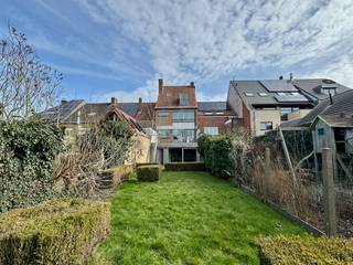 RUIME en MODERNE bel-etagewoning met 4 à 5 slaapkamers, TUIN en DUBBELE GARAGE centraal gelegen, op fietsafstand van centrum Brugge en met een...