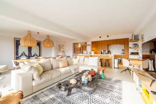 En vente exclusive: Situé dans un quartier très prisé du Zoute, à deux pas de la digue, cet appartement exceptionnellement spacieux et lumineux...