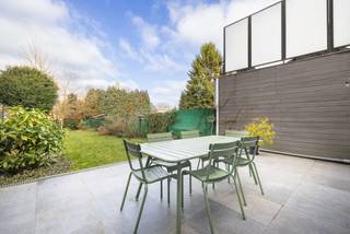 <p>In de directe nabijheid van de wijk Hoogveld en haar groene ruimtes nodigt deze duplex u uit om het tempo te vertragen… terwijl u geniet van een uitstekende EPC-score A, een garantie voor energiezuinig en comfortabel wonen, met gemeenschappelijke kosten van ongeveer €100/maand.</p>
<p>Vanaf de inkomhal valt meteen het gevoel van ruimte en licht op. De open en gezellige leefruimte sluit naadloos aan op een prachtige tuin van ±225 m²: een zeldzame luxe in de stad, ideaal voor lange zomeravonden, spelende kinderen of gezellige brunches met vrienden. De volledig uitgeruste open keuken vormt het hart van de woning, een echte plek om samen te leven en te genieten.</p>
<p>Op de verdieping vindt iedereen zijn eigen plek. Drie comfortabele slaapkamers, waarvan één met dressing, twee badkamers voor extra comfort in de ochtend, en afwerkingen die het dagelijkse leven aangenaam maken.</p>
<p>Gebouwd in 2019, biedt dit kleinschalige gebouw rust en sereniteit, met lage lasten. Moderne voorzieningen (vloerverwarming, ventilatiesysteem D, videofoon, automatische screens, ingebouwde kasten…) zorgen voor extra wooncomfort en optimale energieprestaties.</p>
<p>Een zeldzame woonomgeving in een wijk in volle ontwikkeling, dicht bij buurtwinkels, scholen, openbaar vervoer en grote invalswegen, waar u het beste van de stad combineert met een groene en rustige leefomgeving.</p>
<p>Een plek die u moet voelen. Te ontdekken.</p>
<p><span>Gelijkvloers</span> :</p>
<ul>
<li>Inkomhal met tegelvloer - Gastentoilet - Ruime leefruimte met tegelvloer - Open, volledig uitgeruste keuken (inductiekookplaat 5 zones, dampkap met filters, microgolfoven, oven, koelkast met vriesvak) - Tuin met terras van ±225 m²</li>
</ul>
<p><span>1ste verdieping</span> :</p>
<ul>
<li>Nachthal met toilet - Master bedroom van ±13 m² – laminaat - Dressing van ±5 m² – laminaat - Badkamer van ±7 m² (bad, dubbele wastafel, handdoekdroger)</li>
<li>Slaapkamer 2: ±12 m² &amp; Slaapkamer 3: ±16 m² – laminaat - Douchekamer van ±4 m² – betegeld (douchecabine, wastafel, toilet) - Technische ruimte/wasruimte: ±5 m²</li>
</ul>
<p>Kelder : ±5 m² (privatief gebruik)<br />Het netto kadastraal inkomen bedraagt € 2.135 en er zijn 5 zonnepanelen geïnstalleerd op het dak van het privé-gedeelte van de duplex.<br />Autostaanplaats inbegrepen (voor een kleine wagen) en mogelijkheid om een tweede parkeerplaats te kopen (+ 23.000 €)<br />Beschikbaar op 31/10/2026</p>