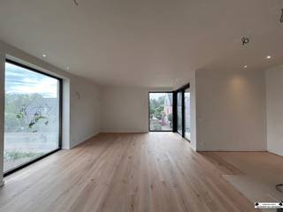 <p><span>Luxueus energiezuinig nieuwbouw appartement 1.1 gelegen in blok A </span></p><p><span> </span></p><p><span>Het appartement op de eerste verdieping heeft een oppervlakte van 120,5 m</span><span><sup>2</sup></span><span>, 3 slaapkamers, 2 badkamers en een terras zodat u steeds in alle rust van de omgeving kan genieten. </span></p><p><span>Ondergronds bevindt er zich een ruime parkeergarage met garageboxen, autostaanplaatsen en afzonderlijke bergingen.</span></p><p><span> </span></p><p><span>Ieder appartement is uitgerust met vloerverwarming  d.m.v. een lucht-water warmtepomp en met een mechanisch ventilatiesysteem type C+evo. </span></p><p><span>De BEN-eisen (bijna energie neutraal) worden gerealiseerd door bijzondere aandacht te geven aan luchtdichtheid, goede isolatie, zuinige verwarmingsinstallaties en zonnepanelen. Iedere unit wordt afgewerkt met hoogwaardige materialen. </span></p><p><span> </span></p><p><span>De indeling van het appartement/woning is als volgt:  een ruime leefruimte met aansluitend een open keuken (samen met een oppervlakte van ca. 41,5 m</span><span><sup>2</sup></span><span>), wasruimte/ berging, nachthal met toegang tot de 3 slaapkamers,</span></p><p><span>2 badkamers met douche en ligbad en een apart toilet.</span></p><p><span> </span></p><p><span>Verder bepaalt u zelf de 'look and feel' van uw eigen appartement door uw keuze te maken bij de aangegeven leveranciers.</span></p><p><span> </span></p><p><span>Prijs van het appartement</span></p><p><span>Grondwaarde:€ 112 000,00 (exclusief 12% RR)€ 125 440,00 (inclusief 12% RR)</span></p><p><span>Constructie waarde:€ 323 000,00 (exclusief 21% BTW)€ 390 830,00 (inclusief 21% BTW)</span></p><p><span>TOTAAL:</span><span>€ 435 000,00 (exclusief kosten)€ 516 270,00 (inclusief kosten)</span></p><p><span> </span></p><p><span>Voor een visualisatie van het volledige project werd een maquette gemaakt dat tentoongesteld wordt op het kantoor van Janssen en Janssen – Theo Verellenlaan 55, Gooreind Wuustwezel</span></p><p><span>Daarnaast zijn het lastenboek en plannen zijn op kantoor te verkrijgen na afspraak: tel 03/663 44 44</span></p><p><span> </span></p><p><span>Garagebox of autostaanplaats en berging zijn verplicht bij aan te kopen!</span></p><p><span> </span></p><p><span>Meer info op www.janssenenjanssen.be</span></p><p><span> </span></p><p><span> </span></p>