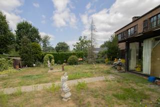 <p><span>Ruime op te frissen villa met 2 keukens, 2 badkamers en min. 5 slaapkamers op 1.157 m². </span><span> </span></p><p><span> </span></p><p><span>Mogelijkheid tot kangoeroewonen. </span></p><p><span> </span></p><p><span>Gelijkvloers</span><span>: </span></p><p><span>Inkomhal. </span></p><p><span>Woonkamer van 63 m² op plankenvloer met houtkachel. </span></p><p><span>Keuken van 10 m² op stenen vloer met: </span></p><p><span>- natuurstenen werkblad </span></p><p><span>- koelkast </span></p><p><span>- elektrische oven </span></p><p><span>- dubbele spoelbak </span></p><p><span>- gasfornuis </span></p><p><span>- dampkap </span></p><p><span>Veranda van 25 m² op stenen vloer. </span></p><p><span>Nachthal met apart toilet. </span></p><p><span>2 slaapkamers, beide op laminaat, van respectievelijk 17 m² en 15 m². </span></p><p><span>Badkamer van 10 m² met: </span></p><p><span>- ligbad </span></p><p><span>- toilet </span></p><p><span>- dubbele wastafel in meubel </span></p><p><span>Inpandige garage van 43 m² met aansluiting voor wasmachine. </span></p><p><span> </span></p><p><span>1ste verdieping</span><span>: </span></p><p><span>Woonkamer van 50 m² op laminaat. </span></p><p><span>Keuken van 11 m² op stenen vloer met: </span></p><p><span>- koelkast </span></p><p><span>- vaatwasmachine </span></p><p><span>- enkele spoelbak </span></p><p><span>- gasfornuis </span></p><p><span>- dampkap </span></p><p><span>- elektrische oven </span></p><p><span>Nachthal met apart toilet. </span></p><p><span>3 slaapkamers: </span></p><p><span>- slaapkamer 1 van 16 m² </span></p><p><span>- slaapkamer 2 van 22 m² </span></p><p><span>- slaapkamer 3 van 16 m², voorlopig enkel te bereiken via slpk 2 maar via kleine aanpassing apart bereikbaar </span></p><p><span>Badkamer op laminaat met: </span></p><p><span>- ligbad </span></p><p><span>- enkele wastafel op meubel </span></p><p><span>- toilet </span></p><p><span>Wasplaats. </span></p><p><span> </span></p><p><span>Uitpandige garage van 6 m x 3 m. </span></p><p><span> </span></p><p><span>West-gerichte tuin met terrassen. </span></p><p><span> </span></p><p><span>BIJZONDERHEDEN: </span></p><p><span>Kruipkelder onder de volledige woning. </span></p><p><span>Doordat er zowel op het gelijkvloers als op de verdieping een keuken en badkamers aanwezig is, kan deze woning perfect als kangoeroewoning fungeren. </span></p><p><span> </span></p><p><span>Stedenbouwkundige inlichtingen: vergunning aanwezig, verkavelingsvergunning, geen voorkooprecht, geen maatschappelijke herstelmaatregel opgelegd, woongebied. </span></p>