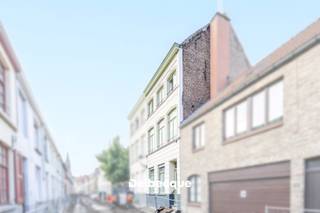 Achter deze karaktervolle lijstgevel schuilt een kleinschalige gebouw / beleggingseigendom bestaande uit 2 appartementen. Het eigendom geniet een bijzonder goede en rustige locatie gesitueerd tussen nabij de Augustijnenrei in hartje Brugge. Deze ligging garandeert een vlotte bereikbaarheid tot invalswegen en snelwegen en bevindt zich op fietsafstand van het station, diverse commerciële functies en handelszaken, enz. <br />Deze appartementen zijn toegankelijk via een gemeenschappelijke inkom. Op het gelijkvloers bevindt zich een studio-appartement voorzien van een leefruimte, kitchenette en 1 slaapkamer. Op het verdiep bevindt zich een triplex-appartement bestaande uit. 1ste verdiep: een 2 ledige doorzon leefruimte die bijzonder lichtrijk is en tevens voorzien werd van een half-open keuken en een toilet. Op de 2e verdieping : 2 slaapkamers en een badkamer. De zolder is toegankelijk via een vaste trap en doet momenteel dienst als bergzolder. In deze ruimte kan gemakkelijk een 3e slaapkamer geïnstalleerd worden. Beide entiteiten zijn reeds voorzien van centrale verwarming en individuele tellers. De appartementen vragen een renovatie / opfrissing om te voldoen aan het hedendaagse wooncomfort.<br />Contacteer ons voor meer informatie en/of een bezoek ter plaatse: www.delbecque.immo