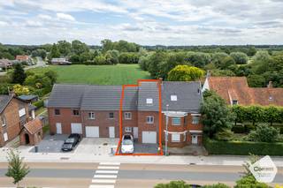 ENERGIEZUINIGE TIJDLOZE RECENTE WONING ( BOUWJAAR 2021) op zeer AANGENAME LOCATIE MET ZICHT OP DE VELDEN. Deze INSTAPKLARE woning bestaat uit volgende indeling: inkom, apart hangtoilet met fonteinset, OPEN volledig ingerichte keuken en ZONNIGE leefruimte met zicht op de tuin, aan de keuken is er een PRAKTISCHE bergruimte /wasplaats met extra wastafel. Op de eerste verdieping zijn er 3 MOOIE slaapkamers, PRACHTIGE badkamer met inloopdouche, Ligbad & Wastafel in meubel en hangtoilet. Op de tweede verdieping is er nog volledig geïsoleerde zolder te bereiken met een schuiftrap waar er een 4de slaapkamer aanwezig is. Mooi terras en AANGELEGDE ZUIDGERICHTE tuin met vijver , prachtig tuinhuis en met open zicht OP DE VELDEN MET OPEN ZICHT OP DE VELDEN & prachtig tuinhuis. De woning heeft veel troeven:<strong> 8 zonnepanelen</strong>, <strong>Aircosysteem</strong>, <strong>Regenwaterput van 5000 liter</strong>, <strong>Alarmsysteem & Camerasysteem</strong>. <strong>Inpandige GARAGE</strong> met automatische poort & Centrale ligging nabij de autosnelweg. Deze woning kan gekocht worden onder het registratiestelsel. Er is tevens ook een mooie oprit en voldoende parkeerplaats. Laat zo’n mooie kans niet voorbijgaan! <strong>Energielabel A!</strong><br /><br /><u><strong>Gelijkvloers:</strong></u>
<ul>
<li>Inkom met apart hangtoilet;</li>
<li><strong>Open volledig </strong>ingerichte keuken;</li>
<li>Zonnige leefruimte met zicht op de tuin;</li>
<li>Praktische bergruimte/wasplaats met extra wastafel;</li>
<li><strong>Inpandige garage </strong>met automatische poort;</li>
<li><strong>Zonnige tuin & terras</strong> met tuinhuis, vijver en prachtig open zicht;</li>
</ul>
<strong><u>Eerste verdieping:</u></strong>
<ul>
<li>3 MOOIE SLAAPKAMERS;</li>
<li><strong>Prachtige badkamer</strong> met inloopdouche, ligbad en wastafel in meubel en hangtoilet;</li>
</ul>
<strong><u>Tweede verdieping:</u></strong>
<ul>
<li>Op de tweede verdieping is er nog een geïsoleerde zolder die kan dienen als 4de slaapkamer / bureau;</li>
</ul>
<strong><u>Troeven:</u></strong>
<ul>
<li><strong><u>8 zonnepanelen;</u></strong></li>
<li><strong><u>Aircosysteem;</u></strong></li>
<li><strong><u>Regenwaterput van 5000 liter;</u></strong></li>
<li><strong><u>Alarmsysteem & Camerasysteem;</u></strong></li>
<li><strong><u>Mooie oprit en voldoende parkeerplaats;</u></strong></li>
<li><strong><u>Toplocatie nabij alle verbindingen;</u></strong></li>
<li><strong><u>Energielabel A</u></strong></li>
</ul>
<br />Voor meer informatie of verdere vragen neem gerust contact op met: <strong>oostkamp@caenen.be</strong><br />