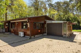 Rustig gelegen chalet met 1 slaapkamer op een zonnig perceel van 900m² in BPA Kotsbos. Permanente bewoning is toegestaan. <br /><span>Indeling:</span> leefruimte /veranda; hal; berging; badkamer met douche, lavabo, toilet en aansluiting wasmachine; ruime slaapkamer; keuken; bijkeuken; garage. <br />De chalet is gelegen op een zuidgericht omheind perceel, afgesloten met een elektrische poort, in een doodlopende straat. De straat is recent heraangelegd. Deze woning is goed onderhouden maar onderhevig aan de wettelijke renovatieverplichting.<br />De chalet is voorzien van cv op aardgas en meranti houten ramen met dubbele beglazing en rolluiken.<br />EPC: 464 kWh/m², energielabel E<br />Beschikbaar bij notariële akte.