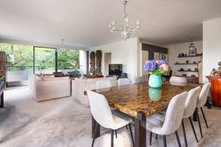 <p><strong>Ruim 2 à 3 slaapkamer hoek appartement ca. 175m² met ZW-terras gelegen op de 2e verdieping in Residentie ‘Hertogenpark’ met een groen uitzicht over het park. Restaurant, zwembad met sauna, conciërge zijn ter beschikking in het gebouw. <br /><span><br />INDELING;</span></strong><span> <br /><br /></span>INKOMHAL op vast tapijt met vestiaire kasten en apart gastentoilet, zonnige en ruime LEEFRUIMTE omgeven door het TERRAS, ingerichte KEUKEN (ca 2,4m x 3,9m) met BERGING (ca. 1m x 2,4m). De keuken is voorzien van de nodige toestellen. Via de nachthal heeft men toegang tot 3 SLAAPKAMERS en een douchekamer. Momenteel ingericht als masterbedroom (ca 5,5 x 3,2m) met ingemaakte kast en aansluitend een badkamer (ca 2,8m x 2,2m) voorzien van een inloopdouche, 2 lavabo's in een meubel en een toilet, een tweede kamer die nu dient als dressing (ca. 2,2m x 4,38m) en een derde kamer die ingericht is als vriendenkamer (ca. 3,4m op 4,38m). <br />De slaapkamers zijn gelegen op vast tapijt.<span><br /></span></p>
<p><strong>Residentie ‘Hertogenpark’ of hoe wonen resideren wordt!</strong><span> </span>Hertogenpark is al jaren een buitenbeentje op de Belgische markt van residentiële appartementen. Sinds haar ontstaan is de residentie haar tijd ver vooruit en wordt zij in haar segment aanzien als de “place to be” bij mensen die kwaliteitsnormen voor wonen verwachten .</p>
<p>De permanente upgrading van het gebouw heeft mogelijk gemaakt dat er in de residentie luxueus kan worden gewoond. Er kan worden genoten van een groot binnenzwembad en een sauna. Voor deze extra luxe betaalt enkel degene welke ervan gebruik maakt. Voor een reeds € 300,- per jaar (per appartement) geniet men van deze luxueuze ontspanning. Tevens is er sinds enkele jaren een restaurant te vergelijken met een ‘lounge’ + pianobar, waar iedereen welkom is.</p>
<p>Het gebouw beschikt over gastenkamers welke u de mogelijkheid bieden om vrienden, familie of zakenrelaties bij u thuis uit te nodigen en laten overnachten in hun eigen aparte suite.</p>
<p>De ruime behuizing, de privacy, de veiligheid, de beveiligde ondergrondse parkings en de grote terrassen geven een perfecte samensmelting van luxe. Mensen die niet de zorg van een villa willen, maar wel de geborgen luxe van een residentieel appartement, vinden in de residentie precies wat ze zoeken.</p>
<p>Ook niet te vergeten is de ligging van de residentie: in het groene Hertogenpark aan de rand van de stad, naast een park, winkels en op enkele minuten van het centrum.<br /><br /><br /><span><strong>BIJZONDERHEDEN:</strong></span><br />* Aangenaam en ruim appartement met terras<br />* Bewoners genieten van exclusieve faciliteiten zoals een restaurant, zwembad met sauna en een conciërge.<br />* Inkomhal gebouw is volledig gerenoveerd (2018), badgesysteem vernieuwd (2019), aanleg voortuin (2019), videofonie aanwezig<br />* EPC B: 143kWh/m², asbestvrij<br />* Kelderberging inbegrepen<br />* Mogelijkheid tot aankopen van 2 autostaanplaatsen aan €25.000/parking<br />* Fietsenberging, vuilbak containers in het gebouw<br />* Zeer centrale locatie nabij belangrijke in- en uitvalswegen, openbaar vervoer, parken, winkels, stad en scholen.</p>