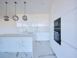 Ideaal gelegen in het hart van de Guldenvlieswijk, vlakbij luxe boetieks en het Egmontpark, biedt dit appartement een bruto vloeroppervlakte van ± 200 m² (EPC) en drie slaapkamers, evenals twee grote terrassen van ± 75 m².<br /><br />Dit nieuwe appartement, gelegen op de zevende verdieping van de residentie "Cond'Or", komt uit op een inkomhal met vestiaire en gastentoilet en leidt naar de leefruimtes die baden in het licht dankzij grote erkers met een uniek en vrij uitzicht over Brussel. De ruimte bestaat uit een ruime woonkamer, uitgebreid met een eetkamer, een volledig uitgeruste open keuken met kookeiland en toegang tot een eerste terras op het westen. Het slaapgedeelte bestaat uit de hoofdslaapkamer met een aparte dressing, een eigen badkamer en toegang tot het zuid/oost gerichte achterterras, twee extra slaapkamers met dressings en een eigen doucheruimte, eveneens met toegang tot het achterterras, en een derde slaapkamer met dressing.<br /><br />Andere: gepantserde deur, vloerverwarming, ventilatie met dubbele luchtstroom, kelder, fietsenstalling, vier optionele parkeerplaatsen te huur, gemeenschappelijke kosten € 500. EPC: B<br /><br />De Guldenvlieswijk staat bekend om zijn designerwinkels en de nabijheid van het stadscentrum. Op een steenworp afstand van bioscopen, restaurants en het openbaar vervoer, is het ideaal gelegen tussen het stadscentrum en de Louizalaan.<br /><br />Voor meer informatie kunt u contact opnemen met Laurence Ballaux op +32 (0) 2 640 08 01.