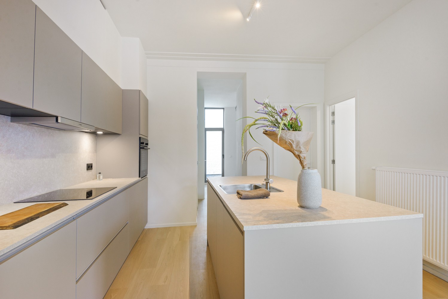 Gerenoveerd appartement met 2 slaapkamers , buitenruimte en groen zicht - foto 4