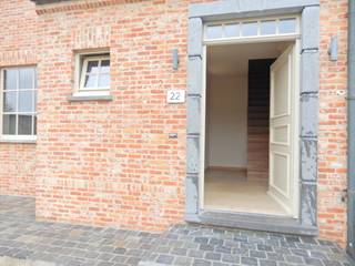 Deze ruime halfopen woning, gelegen in de Knokstraat te Ruiselede, biedt een aangename combinatie van ruimte, rust en groen. De woning bevindt zich in een rustige, groene omgeving en geniet dankzij de ligging van een bijzonder aangename woonbeleving.<br />Een grote troef is de vele parkeergelegenheid naast de woning. Hierdoor is er voldoende plaats voor meerdere wagens, bezoekers of het stallen van een aanhangwagen. De garage zal nog worden afgewerkt. <br /><br />Buiten geniet u van een onderhoudsvriendelijke tuin met terras, waar rust en privacy centraal staan.<br />Voor wie houdt van dieren is er bovendien een klein dierenparkje, ideaal voor het houden van bijvoorbeeld kippen of konijnen. Een leuke extra die deze woning net dat tikkeltje meer karakter geeft.<br /><br />Indeling:<br />GV: inkomhal - gastentoilet met handwasser - ruime woonkamer met centrale verwarming gas, parketvloer, ingebouwde gashaard en ingemaakte tv-kast - keuken met kookeiland, koken op elektriciteit, dampkap, oven, koelkast, vaatwas, dubbele spoelbak en veel opbergruimte - berging met legplanken - ruime wasplaats met ingemaakte kasten, toilet en inloopdouche.<br /><br />1e V: nachthal - apart toilet - 3 slaapkamers met centrale verwarming gas waarvan 1 met dressingruimte en toegang tot de badkamer - badkamer met ligbad, inloopdouche en badkamermeubel met dubbele lavabo.<br /><br />2e V: zolder.<br /><br />Algemeen:<br />- EPC 170 - label B<br />- Een bewoonbare oppervlakte van 227 m²<br />- Op wandelafstand van het centrum<br />- Via woonkamer en keuken toegang tot terras<br />- Vrij op heden<br /><br />Huurprijs: € 1000/maand.