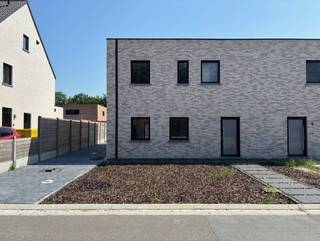 Ruime energieneutrale nieuwbouw nabij centrum Leopoldsburg <br /> <br />In een nieuwe, rustige verkaveling, op een steenworp van het centrum van Leopoldsburg, vinden we deze ruime energieneutrale nieuwbouwwoning. De woning werd volledig afgewerkt met kwalitatieve materialen en de modernste technieken en is volledig instapklaar. Van dit pareltje kunt u dan ook onmiddellijk uw thuis maken! <br /> <br />Dat het hier een toekomstgerichte woning betreft, blijkt duidelijk uit de gebruikte technieken, die samen met een doorgedreven isolatie zorgen voor een zeer energiezuinige woning (negatieve energiescore), volledig aangepast aan de normen van de toekomst en gericht op uw behoeften. De woning is o.a. voorzien van een warmtepomp met zonnepanelen van maar liefst 6150 kWp, een ventilatiesysteem type D, vloerverwarming, HR ramen, enz. <br /> <br />Daarnaast biedt deze woning u enorm veel ruimte en comfort door de hoge graad van afwerking. Deze woning met aangelegde tuin op een zonnig perceel van 330m2 heeft een bewoonbare oppervlakte van maar liefst 192 m2 (bruto). Aan ruimte dus geen gebrek! <br /> <br />Op het gelijkvloers vindt u: <br />Een inkomhal met gastentoilet. <br />Een zeer ruime leefruimte +/- 64 m2 met een kwalitatieve vloertegel en veel lichtinval. <br />Een ruime, open en volledig uitgeruste keuken voor een optimaal contact met uw gezinsleden terwijl u de heerlijkste maaltijden bereidt. <br />Een ruime berging met aansluiting voor wasmachine en droogkast. <br />Een schuifraam zorgt hier voor direct contact met het aangelegde terras en de omheinde tuin. <br /> <br />Op de eerste verdieping vindt u: <br />3 ruime slaapkamers, waarvan 1 voorzien van een ruime dressing en allen met laminaat voor een warme gevoel. <br />Een extra kamer die ingericht kan worden als strijkkamer, berging of bureau of kan dienen als kinderkamer. <br />Een technische ruimte. <br />Een apart toilet. <br />Een ruime badkamer met bad, inloopdouche en stijlvol meubel met dubbele wastafel. <br /> <br />Bijzondere kenmerken: <br />EPB: A+ (-22 kWh/m2j); geen renovatieplicht (UC: 71034-G-OMV_2021175364/EP18848/D441/D02/SD001) <br />Elektriciteit conform. <br />Stedenbouwkundige info: Vergund, Woongebied, Geen rechterlijke herstelmaatregel of bestuurlijke maatregel opgelegd, Geen voorkooprecht ruimtelijke ordening aanwezig, Verkavelingsvergunning. <br />Watertoets: P-score: A ; G-score: onbekend <br /><br />Op het grondgedeelte van 105.000 euro betaalt u 12% registratiebelasting en op de constructie van 280.000 euro betaalt u 21% BTW, wat op een totaal van 456.400 euro komt.<br /> <br />Ligging: <br /> <br />Deze woning, gelegen aan het Sint-Michielspark 7 te Leopoldsburg, ligt op amper 600m verwijderd van het gezellige centrum van Leopoldsburg, of “t Kamp”, zoals hier gezegd wordt, met haar gezellige restaurants, bistro’s en winkels. Maar toch bevindt u zich hier in een rustige buurt, grenzend aan het groen van het militair domein, en gelegen in een doodlopende straat met allemaal nieuwe woningen. Alle faciliteiten liggen binnen handbereik: scholen, openbaar vervoer, sportfaciliteiten, een cultureel aanbod, werkelijk alles vindt u in de nabije omgeving. <br /> <br />Maar een extra troef is ongetwijfeld ook de centrale ligging voor wat betreft diverse snelwegen en dit zowel richting Leuven en Brussel als richting Antwerpen. Indien u de trein niet wenst te nemen om te pendelen, dan hebt u van hieruit ongetwijfeld een vlotte verbinding naar welke richting dan ook. Kortom een ideale locatie om uw gezinsleven verder uit te bouwen in een gezellige buurt! <br />