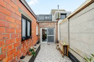 <p>Deze ruime woning in Zwijndrecht combineert een praktische indeling met een vlotte bereikbaarheid naar omliggende gemeenten en belangrijke verbindingswegen. Dankzij de drie volwaardige slaapkamers is dit huis ideaal voor gezinnen of voor wie extra ruimte wenst voor een bureau of hobbykamer. De lichtrijke leefruimte en ruime keuken zorgen voor een aangename woonbeleving. Buiten geniet u van een gezellige tuin waar u heerlijk kan ontspannen, genieten van de zon of samenkomen met familie en vrienden. Gelegen in een sociale omgeving met dagelijkse voorzieningen binnen handbereik.</p>
<p> </p>
<p>Belangrijkste ruimtes:<br />• Inkomhal met toegang tot de verschillende leefruimtes.<br />• Gezellige woonkamer (18 m²) met aangename lichtinval.<br />• Ruime keuken (30 m²) uitgerust met dubbele spoelbak, vaatwasser, dampkap, gasfornuis en elektrische oven.<br />• Berging (6 m²) met extra opbergruimte.<br />• Badkamer (8 m²) met dubbele spoelbak en inloopdouche.<br />• Apart toilet met handenwasser.<br />• Drie slaapkamers van 9,8 m², 13 m² en 14,6 m².<br />• Dressing (4,2 m²) met ingemaakte kasten.<br />• Kelder met bijkomende opslagmogelijkheden.<br />• Aangename tuin om te genieten van het buitenleven.</p>
<p>Troeven:<br />• Goede bereikbaarheid naar omliggende gemeenten en verbindingswegen.<br />• Drie ruime slaapkamers, ideaal voor gezinnen.<br />• Gezellige tuin voor ontspanning en gezellige momenten buiten.</p>
<p>Neem vandaag nog contact op voor een bezoek. JOUW DROOMHUIS. ZO GEVONDEN!</p>