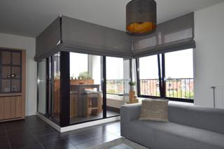 INDIEN U EEN BEZOEK WENST IN TE PLANNEN GELIEVE EEN BEZOEK AAN TE VRAGEN VIA WWW.HILLEWAERE.BE VIA DE RODE KNOP<br /><br />Op de voormalige Anco-site, pal aan het kanaal, vind je in Residentie Volador dit fijne 2-slaapkamer appartement op de 3de verdieping. <br /><br />Via de afgesloten toegangspoort wandel je de gezellige promenade op, die je netjes tot aan de ingang van het gebouw brengt. Lift in, derde verdieping en… welkom thuis.<br /><br />De woonkamer is niet heel erg groot maar wel knus en lekker licht! Van hieruit stap je zo het terras op, waar je een mooi zicht hebt over de stad. Extra leuk: dankzij de schuiframen kan je het terras volledig winddicht maken. Resultaat? Een buitenruimte waar je het hele jaar door kan genieten. De open keuken is ingericht met een inductiekookplaat, koelkast, vaatwasser en combi-oven. Aansluitend vind je nog een ruime berging met plek voor wasmachine, droogkast én je extra voorraad.<br /><br />Via de hal bereik je het aparte toilet, de twee slaapkamers en de badkamer. Die laatste is uitgerust met een ligbad met geïntegreerde douche, dubbele wastafel én nog een tweede toilet. <br /><br />En we zijn nog niet klaar: bij de huur hoort ook een privatieve kelderberging (nr. 9) én een ondergrondse staanplaats (nr. 60).<br /><br />Bijzonderheden:<br />- gordijnen en verlichting aanwezig<br />- Beschikbaar vanaf 1 maart 2026<br />- Servicekosten: 85 € per maand