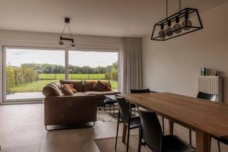 <p>Ontdek deze charmante woning met 3 slaapkamers, gelegen in de Kloosterstraat 83A te Knesselare (Aalter). Met een uitstekende EPC-score "A" is deze woning een toonbeeld van energiezuinigheid.</p><p>De woning verwelkomt u met een ruime en lichte leefruimte, waar grote raampartijen zorgen voor een overvloed aan natuurlijk licht en een prachtig uitzicht op de omgeving. De open keuken, die naadloos aansluit op de woonkamer, nodigt uit tot gezelligheid. De slaapkamers bieden comfort en rust, ideaal om te ontspannen na een lange dag.</p><p>De moderne architectuur en hoogwaardige afwerking maken dit pand een ware parel. De woning is instapklaar en biedt een uitstekende basis voor een comfortabel gezinsleven. Kom de sfeer proeven en ontdek het potentieel van deze unieke woning!</p><p>Interesse? Contacteer om uw bezoek aan te vragen.</p>