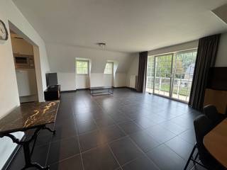 Appartement Te huur in Merelbeke<br /><br />Op zoek naar een stijlvolle en comfortabele woning met net dat tikkeltje extra? Dit Appartement in Merelbeke combineert ruimte, comfort en een moderne uitstraling op een aangename locatie.<br /><br />Het Appartement biedt een hoogwaardige en verzorgde woonomgeving, ideaal voor wie op zoek is naar een comfortabele thuis met een Moderne uitstraling.<br /><br />Extra Troeven<br />Moderne afwerking<br />Ruime en lichtrijke leefruimtes<br />Aangename indeling<br />Comfortabel woongevoel<br />Gelegen in Merelbeke<br />Ideaal voor wie kwaliteit en rust belangrijk vindt<br />Huurprijs<br /><br />€1.100 per maand<br />+ €160 maandelijkse kosten<br /><br />Totale maandelijkse kost: €1.260<br /><br />Interesse in deze prachtige duplex? Neem gerust contact op voor meer informatie of om een bezoek in te plannen.<br />bel naar Jerko 0492/82.50.00<br />Mail naar jerko@cornelis-goeman.be