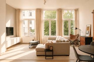 Geen Immo Aub<br /><br />Op een centrale locatie aan de volledig vernieuwde Paardenmarkt bevindt zich dit karaktervolle appartement met een bewoonbare oppervlakte van circa 76m². De hoge plafonds, het inpandige terras van 6 m², het zeer gunstige EPC-label B en de uitzonderlijk lage gemeenschappelijke kosten van slechts circa €10 per maand zijn enkele van de grote troeven.<br /><br />Het appartement ligt op de eerste verdieping van een kleinschalig gebouw met slechts twee appartementen.<br /><br />De sfeervolle leefruimte valt meteen op door de bijzonder hoge plafonds, die een aangenaam en ruimtelijk gevoel creëren. Een geïntegreerd bureau en praktische maatkast benutten de beschikbare ruimte optimaal. Aansluitend bevindt zich de volledig uitgeruste keuken, stijlvol afgewerkt in Mortex. De slaapkamer beschikt over een ruime wand met op maat gemaakte inbouwkasten.<br /><br />Verder omvat het appartement een afzonderlijk toilet, een badkamer, een praktische berging en een aangenaam inpandig terras van 6 m².<br /><br />Dankzij de ligging in het hart van Antwerpen bevinden het MAS, gezellige cafés, koffiebars, restaurants, winkels en sportclubs zich allemaal op wandelafstand. Ook Carrefour, Albert Heijn en tal van andere voorzieningen liggen in de onmiddellijke omgeving.<br /><br />Voor de deur bevindt zich een Velo-station, laadpaal en ook verschillende tram- en bushaltes zijn vlot bereikbaar. De uitstekende Mobiscore van 9,6/10 bevestigt de bijzonder goede bereikbaarheid.<br /><br />Troeven:<br /><br />Karaktervol appartement van circa 76m²<br />Inpandig terras van 6 m²<br />Bijzonder hoge plafonds<br />Ingebouwd bureau en maatkast<br />Kleinschalig gebouw<br />Zeer lage gem. kosten van €10 per maand<br />EPC-label B: 132 kWh/m² per jaar<br /><br />Ideale starterswoning!<br /><br />Zit momenteel huurder in (€1450/mnd) Contract kan evt. overgenomen worden, super investering dus! <br /><br />Er wordt een kijkweekend georganiseerd op zaterdag 19 & zo 20 sept. Enkel via mail en sms inplannen: 0032470564299 / rudolf.mennes@hotmail.com <br />