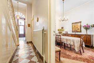 <p>Karaktervolle woning in Antwerpen, centraal gelegen nabij het Stadspark, winkels en openbaar vervoer.</p>
<p> </p>
<p>Deze ruime stadswoning in de Van Noortstraat combineert een rustige woonomgeving met een uitstekende centrale ligging in Antwerpen. Dankzij de nabijheid van Antwerpen-Centraal, tramverbindingen en diverse voorzieningen bereik je vlot zowel het stadscentrum als andere delen van de stad. De woning beschikt over maar liefst acht slaapkamers, wat tal van mogelijkheden biedt voor grote gezinnen, co-housing of wie extra ruimte zoekt. Ook het Stadspark, Theaterplein, winkels en horeca bevinden zich op korte afstand. De gezellige tuin van 36 m² vormt bovendien een aangename buitenruimte midden in de stad.</p>
<p> </p>
<p>Belangrijkste ruimtes:<br />• Inkomhal met toegang tot de verschillende leefruimtes<br />• Woonkamer met aangename leefruimte en veel potentieel<br />• Eetkamer aansluitend op de keuken<br />• Keuken uitgerust met enkele spoelbak, elektrische kookplaat, dampkap en elektrische oven<br />• 8 slaapkamers met diverse indelingsmogelijkheden<br />• Badkamer met douche en dubbele wastafel<br />• Kelder voor extra opslagruimte<br />• Tuin van 36 m² als rustige buitenruimte in de stad</p>
<p> </p>
<p>Troeven:<br />• Centrale ligging nabij Antwerpen-Centraal, openbaar vervoer en belangrijke invalswegen<br />• Rustige woonstraat op wandelafstand van Stadspark, Theaterplein en winkels<br />• Ruime woning met 8 slaapkamers en stadstuin</p>
<p> </p>
<p>Neem vandaag nog contact op voor meer informatie of een bezoek.</p>
<p> </p>
<p>JOUW DROOMHUIS. ZO GEVONDEN!</p>
