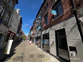 <p><span>In de mooiste winkelstraat van Diest verkoopt Immo Diest dit prachtige handelspand met een gevelbreedte van meer dan 8m!</span></p><p><span>Geniet van een bijzonder mooie ligging en uitzonderlijk veel lichtinval, en dat midden in de stad. </span></p><p><span> </span></p><p><span>GELIJKVLOERS:</span></p><p><span>- handelsruimte</span></p><p><span>- apart toilet</span></p><p><span>- berging/stockage</span></p><p><span>- ruimte voor kitchenette/eten </span></p><p><span> </span></p><p><span>KELDER:</span></p><p><span>- eigen kelder (wordt in de huidige staat verkocht)</span></p><p><span> </span></p><p><span>ENERGIEZUINIG:</span></p><p><span>- verwarming op airco</span></p><p><span>- zonnepanelen met eigen omvormer (900WP)</span></p><p><span>- ventilatie D (met warmterecuperatie)</span></p><p><span>- EPB voorcalculatie: E64 (dit in een indicatie, het definitieve E-peil kan afwijken van de voorcalculatie en wordt pas vastgesteld na ingebruikname)</span></p><p><span> </span></p><p><span>PS: </span></p><p><span>- u betaalt geen btw maar 12% registratierechten op de aankoop </span></p><p><span>- deze handelsruimte wordt casco+ verkocht (technieken inbegrepen, vloeren en interieurafwerking niet inbegrepen), uiteraard kan de verkoper voor u ook de verdere afwerking voorzien.</span></p><p><span> </span></p><p><span>MEER INFO EN EEN BEZOEK?</span></p><p><span>Aarzel niet, contacteer Immo Diest: 013 31 25 22.</span></p><p><span>Wij laten u deze handelsruimte graag asap bekijken.</span></p><p><span>Een pand vol mogelijkheden!</span></p>