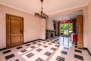 [[ DIT PAND NEEMT DEEL AAN DE ERA OPEN HUIZEN DAG OP 19/9 VAN 16:00 TOT 17:00 ]]
<p><strong>Charmante halfopen woning in Wezembeek-Oppem met grote tuin en rustige ligging.</strong><br />Deze woning uit 1964 bevindt zich in een residentiële woonkern in Wezembeek-Oppem, met een rustige ligging en een vlotte verbinding naar belangrijke invalswegen. De halfopen bebouwing beschikt over een westgerichte tuin van 370 m², ideaal om te genieten van zon en buitenruimte. Dankzij de praktische indeling, de ruime garage en de verschillende kelderruimtes biedt deze woning heel wat mogelijkheden voor gezinnen of wie extra bergruimte zoekt. De leefruimte met open haard zorgt voor een aangename sfeer, terwijl de ligging nabij voorzieningen en verbindingswegen een extra troef vormt.<br /><br /><u><strong>Belangrijkste ruimtes:</strong></u><br />• Inkomhal van 5,8 m² met toegang tot de leefruimtes<br />• Woonkamer van 27,2 m² met open haard en veel natuurlijk licht<br />• Keuken van 12,6 m² met praktische indeling<br />• Badkamer van 5,44 m²<br />• Drie slaapkamers met diverse inrichtingsmogelijkheden<br />• Garage van 29 m² met draaideuren<br />• Drie kelderruimtes van 9,2 m², 6,7 m² en 7,2 m²<br />• Westgerichte tuin van 370 m²<br />• Zolder bereikbaar via zolderluik<br />• Extra parkeerplaats aanwezig<br /><br /><u><strong>Troeven:</strong></u><br />• Rustige residentiële ligging in Wezembeek-Oppem<br />• Grote westgerichte tuin van 370 m²<br />• Nabij belangrijke invalswegen en voorzieningen<br /><br />Meer informatie of een bezoek met Lynn Gorin? Contacteer ons via +3223351115<br />JOUW DROOMHUIS. ZO GEVONDEN!</p>
