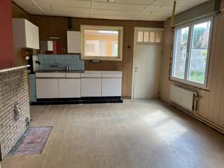 Deze woning is rustig gelegen doch vlakbij het centrum van Sijsele.Ze is volledig te renoveren en biedt ons op vandaag volgende:Inkom, voorplaats,...