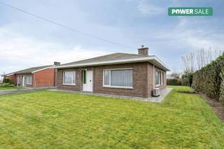 Maison de plain-pied à vendre dans la Hazewindstraat 8 à Vlamertinge. Cette maison à vendre est idéale pour ceux qui recherchent une maison...