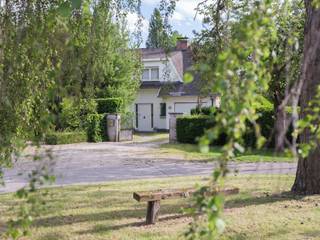 Propriété unique située en bordure du Parkbos – projet de rénovation ou de nouvelle construction<br />Située dans un cadre exceptionnel et verdoyant à Sint-Martens-Latem, en bordure du Parkbos et au calme d’une rue sans issue, cette propriété offre un potentiel particulièrement intéressant.<br />La maison se trouve sur un magnifique terrain d’environ 1 334 m² et dispose actuellement d’une surface habitable utile d’environ 211 m², avec en outre des possibilités d’agrandissement.<br />Sous réserve de l’obtention des autorisations et permis nécessaires, plusieurs possibilités peuvent être envisagées. Il est ainsi possible de réaliser une rénovation complète ou, sous réserve des autorisations requises, de construire une nouvelle habitation.<br />La combinaison de la situation exceptionnelle, du cadre verdoyant, de la superficie du terrain et des possibilités d’aménagement fait de cette propriété une opportunité rare pour ceux qui recherchent un projet résidentiel à fort potentiel.<br />Un emplacement idéal pour ceux qui souhaitent profiter du calme et de la nature, tout en restant à seulement 15 minutes en voiture de Gand.<br />Une opportunité unique de créer la maison familiale idéale dans le très recherché Sint-Martens-Latem.