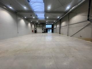 <p><span>De nieuwe bedrijvencampus <strong>"MIJNPARK"</strong> is gelegen op het industrieterrein Centrum-Zuid vlakbij de op- en afrit 29 van de E314 (Aken - Heerlen - Brussel), in het hart van Limburg.<br /><br />Op dit voormalig mijnterrein worden <strong>30</strong> duurzame en kwalitatieve KMO-units/showrooms/kantoren gebouwd met het oog op energie-efficiëntie. </span><span>Een combinatie van polyvalente en compacte panden zorgt voor een verscheidenheid aan oppervlaktes, gaande <strong>van 150m² tot 1900m²</strong>. <br /></span></p>
<p>Duurzaamheid staat centraal op deze bedrijvencampus. Duurzaamheid in de realiteit brengen is een complex verhaal, dat je niet met één modewoord kan vatten. <span>Om de ambitie van de ontwikkelaar kracht bij te zetten, zullen de gebouwen van de Mijnpark Bedrijvencampus </span><strong>BREEAM-gecertificeerd</strong><span> zijn. Dit internationaal systeem meet, beoordeelt en quoteert de duurzaamheid van de gebouwen, en houdt daarbij rekening met een 90-tal parameters. </span>Om hieraan te voldoen zijn alle panden voorzien van alle <strong>technieken.</strong><br /><br /><span>Deze unit heeft een oppervlakte van <strong>477m²</strong> op een terrein van <strong>702m²</strong> en heeft <strong>vier </strong>parkeerplaatsen voor de deur. De units worden instapklaar opgeleverd, voorzien van alle technieken zoals <strong>elektriciteit, LED-verlichting, verwarming, warmtepomp en zonnepanelen.</strong><br /><br />KENMERKEN UNIT:<br />- oppervlakte: <strong>477m²</strong><br />- parkeerplaatsen: 4<br />- staalstructuur met geïsoleerde wanden en dak<br />- sectionaalpoort 4m x 4m<br />- technieken: elektriciteit, LED-verlichting, verwarming, warmtepomp en zonnepanelen<strong><br />Optioneel kan er nog 50 of 100m² afgewerkte kantoren voorzien worden!</strong><br /></span><strong><br /></strong><span>Kortom, een ideale ontwikkeling voor ondernemers die op zoek zijn naar een kwalitatieve werk- of opslagplaats en daarbij belang hechten aan een goede locatie en duurzame gebouwen met uitstraling. </span><br /><span><br />Meer info: +32 (0)11 39 90 50 of info@jansenrealestate.be.</span></p>