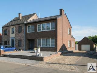 <h3><span>COMFORTABELE EN GERENOVEERDE EENGEZINSWONING OP RUSTIGE LOCATIE NABIJ HET GROEN</span></h3><p><span>Welkom in deze instapklare eengezinswoning, rustig gelegen in de aangename woonwijk Jonkherenbos. Deze kindvriendelijke buurt combineert een groene omgeving met een uitstekende bereikbaarheid. Scholen, winkels en andere dagelijkse voorzieningen bevinden zich in de nabije omgeving, terwijl ook de verbinding naar omliggende steden en de autosnelwegen richting Antwerpen en Brussel vlot verloopt.</span></p><p><span>De woning onderging de voorbije jaren een grondige renovatie, waarbij comfort, duurzaamheid en energiezuinigheid centraal stonden. Zo werden onder meer het dak vernieuwd en geïsoleerd, de spouwmuren nageïsoleerd, nieuwe ramen geplaatst en de elektrische installatie volledig vernieuwd. Daarnaast werd een nieuwe gasketel geïnstalleerd en zorgen de aanwezige zonnepanelen voor een lagere energiefactuur. Ook het interieur kreeg een eigentijdse update met een vernieuwde keuken, badkamer en vloeren.</span></p><p><span>Bij het betreden van de woning komt u terecht in een ruime inkomhal met apart gastentoilet. De lichtrijke leefruimte vormt samen met de keuken een aangename leefomgeving, waarbij u vanuit de keuken geniet van een mooi uitzicht op de tuin. Aansluitend bevindt zich een praktische berging. De ruime, zonnige tuin vormt een ideale plek om te ontspannen of te genieten met het hele gezin en beschikt bovendien over een garage.</span></p><p><span>Op de eerste verdieping bevinden zich twee ruime slaapkamers, een derde kamer die momenteel dienst doet als dressing maar perfect kan ingericht worden als kinderkamer of bureau, en een volledig vernieuwde badkamer.</span></p><p><span>De tweede verdieping beschikt over een praktische zolder die uitstekend geschikt is als extra bergruimte.</span></p><h3><span>Indeling</span></h3><p><span>Gelijkvloers</span></p><ul><li><span>Ruime inkomhal </span></li><li><span>Apart gastentoilet </span></li><li><span>Lichtrijke leefruimte </span></li><li><span>Vernieuwde keuken met uitzicht op de tuin </span></li><li><span>Praktische berging </span></li><li><span>Ruime tuin </span></li><li><span>Garage </span></li></ul><p><span>Eerste verdieping</span></p><ul><li><span>Twee ruime slaapkamers </span></li><li><span>Derde slaapkamer / dressing / bureau </span></li><li><span>Vernieuwde badkamer </span></li></ul><p><span>Tweede verdieping</span></p><ul><li><span>Praktische zolder met extra opslagruimte </span></li></ul><h3><span>Troeven</span></h3><ul><li><span>Rustige en kindvriendelijke ligging in Jonkherenbos </span></li><li><span>Nabij groen, scholen, winkels en invalswegen </span></li><li><span>Grondig gerenoveerd </span></li><li><span>Vernieuwd dak met dakisolatie </span></li><li><span>Spouwmuurisolatie </span></li><li><span>Nieuwe ramen </span></li><li><span>Vernieuwde elektrische installatie </span></li><li><span>Recente gasketel </span></li><li><span>Zonnepanelen </span></li><li><span>Vernieuwde keuken, badkamer en binnendeuren </span></li><li><span>Lichtrijke leefruimtes </span></li><li><span>Ruime tuin met garage </span></li><li><span>Landelijke uitstraling dankzij de rustieke kasseien en de stijlvolle toegang in blauwe hardsteen </span></li></ul><p><span>Deze verzorgde woning combineert een rustige ligging met hedendaags wooncomfort en een energiezuinige afwerking. Dankzij de doordachte renovaties, de ruime tuin en de uitstekende bereikbaarheid is dit de ideale thuis voor jonge gezinnen of koppels die op zoek zijn naar een instapklare woning waar ze jarenlang zorgeloos kunnen wonen.</span></p><p><span>Interesse? Neem vandaag nog contact op via info@immopa.be of via 089/50.35.85 voor meer informatie of een bezichtiging.</span></p>
