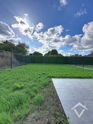 Deze nieuwbouwwoning is gelegen in het centrum van Koekelare en bestaat uit: oprit met carport - inkomhal - toilet - living - keuken - wasplaats - berging - nachthal - 3 slaapkamers - badkamer - toilet - terras - tuin. <br /><br />Troeven van deze woning: <br />- 10 zonnepanelen aanwezig <br />- energiezuinig <br /><br />EPC: woning in aanbouw. Vrij 1/10/2026. Huurprijs 1175 €/mnd.