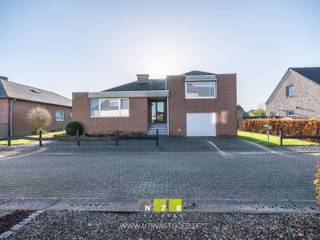 VRIJSTAANDE, KARAKTERVOLLE WONING MET 3 SLAAPKAMERS OP EEN PERCEEL VAN 3A69CA OP WANDELAFSTAND VAN DE MARKT VAN MAASEIK.TROEVEN- Gelegen in het...