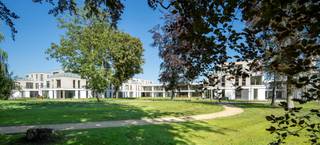 Op zoek naar een instapklaar appartement op een rustige locatie in Sint-Niklaas? Dit gelijkvloerse appartement combineert een praktische indeling met hedendaags wooncomfort en is zowel interessant als investering als voor eigen bewoning.
Met een oppervlakte van 76,40 m² beschikt het appartement over 1 slaapkamer en een terras van 8,32 m². De kwalitatieve afwerking, vloerverwarming en energiezuinige voorzieningen zorgen voor een aangename woonervaring.
Het appartement is momenteel verhuurd, waardoor je als investeerder vanaf de aankoop meteen geniet van huurinkomsten. Koop je het voor eigen bewoning als je enige, eigen woning? Dan kan je onder de geldende voorwaarden genieten van 2% registratierechten in plaats van het algemene tarief van 12%. Als nieuwe eigenaar kan je de bestaande huurovereenkomst opzeggen met respect voor de wettelijke voorwaarden en opzegtermijn.
Je woont in een rustige, autoluwe omgeving met zicht op een volgroeide groenzone. Tegelijk bevinden winkels, scholen, openbaar vervoer, het station en de E17 zich vlakbij, waardoor je geniet van een uitstekende bereikbaarheid.
Verkoopprijs: € 307.500. De aankoop gebeurt onder het registratiestelsel. Er is geen btw van toepassing.