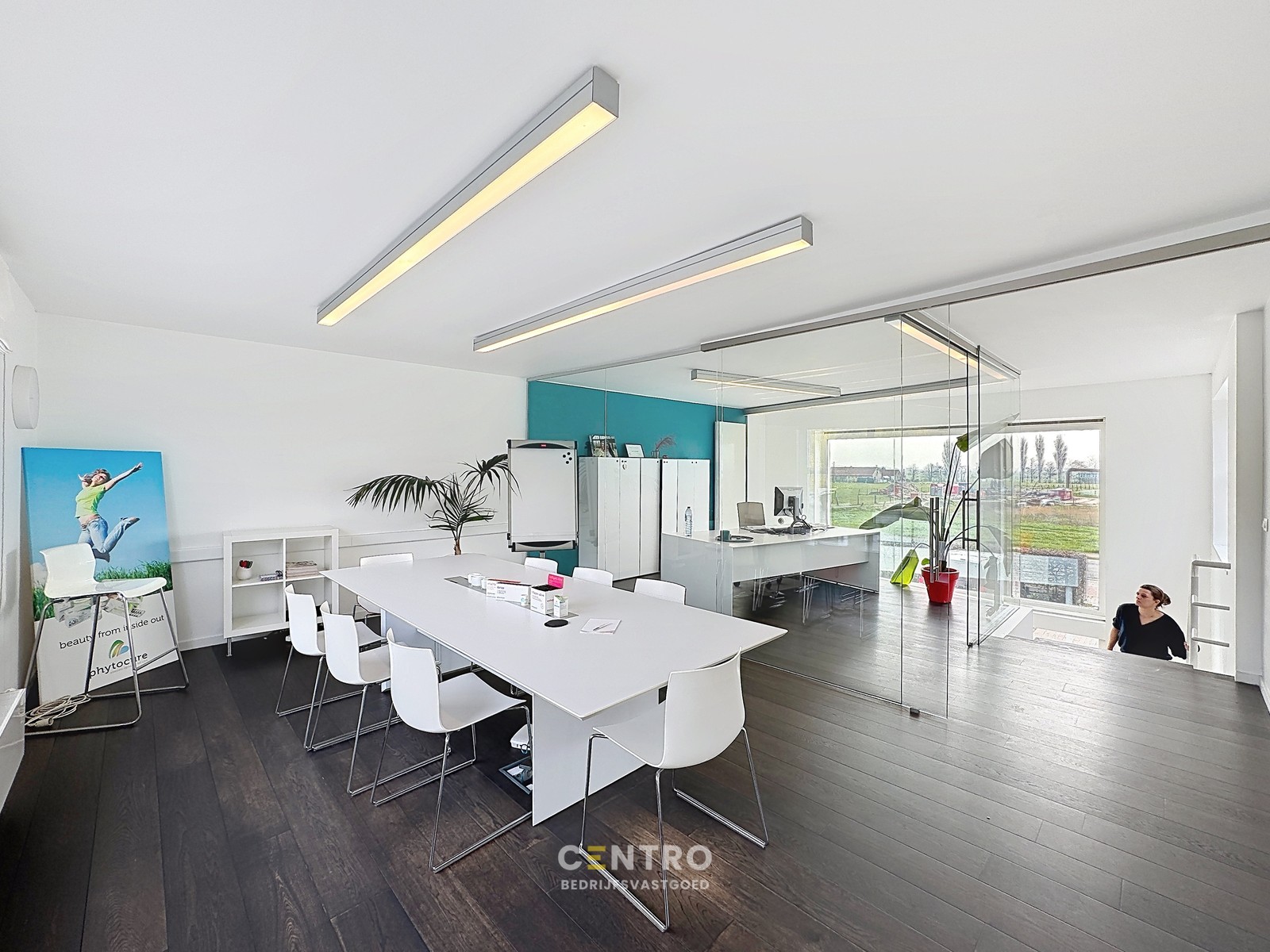 Modern en instapklaar WOON-WERKPAND met professionele ruimten, lichtrijk &amp; ruim APPARTEMENT met zonneterras en aangelegde tuin. - foto 4