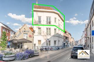 Ben je op zoek naar een duplex dakappartement vlakbij het centrum van Lokeren ? Dan is dit allicht je kans ! Via zowel lift als trap kom je tot in je eigen inkomhal (met gastentoilet en berging) op de tweede verdieping van het gebouw. Deze brengt je verder tot in de zeer lichtrijke leefruimte, waar je uitkijkt op een karaktervolle stadsomgeving. De aanpalende keuken is handig ingericht, met veel opbergkasten en een hoekwerkblad. Langs deze weg bereik je via een schuifraam ook het heel leuke dakterras, waar je kan genieten van de rust en de stadsomgeving. Op de bovenste verdieping van het pand vinden we twee mooie slaapkamers en een bureelruimte/dressing terug, en uiteraard ook de ruime badkamer met een dubbele lavabo en douche. Ook het tweede toilet bevindt zich hier. Op de overloop is er ruimte voor extra opbergkasten. Bij het appartement hoort tevens een beveiligde berging op het gelijkvloers. Bezoekdag: 01/08: Inschrijven via mail naar stefan@immo-home.be, geen telefonische inschrijvingen! Volg ons op Fb en Insta. Voor meer info: www.immo-home.be. GRATIS SCHATTING & GRATIS FINANCIEEL ADVIES