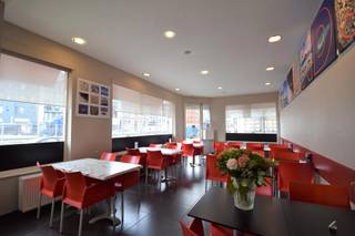 HANDELSFONDS TE KOOP Mooie handelszaak op <strong>toplocatie 'Eilandje' </strong>met <strong>groot terras</strong>. Overname wegens pensioenleeftijd zonder opvolging. <strong>Notarieel 'Handelshuur' tot 2036.</strong> Volledige frituurinstallatie, koele berging met diepvriezers etc... Grote stockruimte alles gelijkvloers met aparte toegang, mooie grote verbruikzaal. Huurprijs 2000,- euro p.mnd