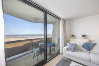 <strong>LUXUEUZE STUDIO MET FRONTAAL ZEEZICHT IN RESIDENTIE ANDROMEDA</strong><br />Ontdek deze charmante en lichtrijke studio gelegen op de derde verdieping van de prestigieuze Residentie Andromeda, op de dijk en vlakbij het Kursaal van Oostende.<br />De studio omvat een aangename leefruimte met toegang tot het zonnig terras dat een prachtig uitzicht biedt over de Albert I-Promenade en de zee, een inkomhal met praktische kastenwand, een volledig ingerichte keuken, een badkamer met dubbele lavabo, bad, douche en toilet,<br />Dankzij de grote raampartijen geniet u van een overvloed aan natuurlijk licht en een adembenemend zeezicht – de perfecte plek om tot rust te komen aan de Belgische kust.<br /><u>Troeven</u>:
<ul>
	<li>Gelegen in één van de meest gegeerde residenties van Oostende</li>
	<li>Onmiddellijk aan de zeedijk en het centrum</li>
	<li>Perfect onderhouden standing volle residentie met geen grote kosten</li>
	<li>Ideaal als tweede verblijf of investering</li>
</ul>
<u>Praktisch</u>

<ul>
	<li>Oppervlakte: 45 m² + terras</li>
	<li>Niet-geïndexeerd K.I.: € 932,00</li>
	<li>Asbestveilig</li>
	<li>EPC: 149 kWh/(m² jaar) - B-label</li>
</ul>