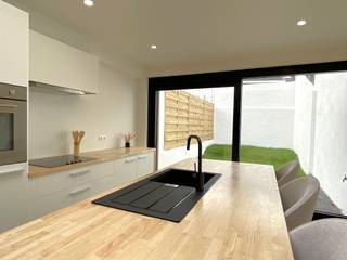 <p><span>NIELSESTRAAT 51, 2850 BOOM </span></p><p><span>Compleet gerenoveerde en energiezuinige gezinswoning!</span></p><p><span> </span></p><p><span>Op zoek naar een energiezuinige, instapklare gezinswoning? Dan is deze compleet gerenoveerde woning absoluut een bezoek waard!</span></p><p><span>De woning werd in 2025 en 2026 volledig vernieuwd, zowel binnen als buiten.</span></p><p><span>De hele interne structuur werd aangepakt, met speciale aandacht voor de technieken!</span></p><p><span>De woning is bovendien centraal gelegen, met scholen, supermarkten en openbaar vervoer op wandel- en fietsafstand.</span></p><p><span>Dankzij de nabijheid van de A12 en E19 zijn Antwerpen en Brussel vlot bereikbaar.</span></p><p><span> </span></p><p><span>Op het gelijkvloers vinden we een inkomhal, berging met aansluiting wasmachine en droogkast, een badkamer en een slaapkamer met airco.</span></p><p><span>Op Verd. -1: een leefruimte met wandkasten en een open keuken met zicht op het tuintje.</span></p><p><span>Op Verd. +1: twee slaapkamers en een apart toilet met handenwasser.</span></p><p><span>Op Verd. +2: een zolderkamer met geautomatiseerde schuiftrap.</span></p><p><span> </span></p><p><span>Met een EPC-label A is deze woning bijzonder energiezuinig. Het comfort wordt verder verhoogd door:</span></p><ul><li><span>Airconditioning in de leefruimte en slaapkamers</span></li><li><span>Vloerverwarming in de leefruimte</span></li><li><span>Centraal ventilatiesysteem</span></li><li><span>Zonnepanelen (3.220 Wp)</span></li></ul><p><span> </span></p><p><span>Interesse om deze woning zelf te ontdekken?<br />Neem dan contact met ons op via 03 888 44 01 of <span>info@immodillen.be</span></span><span>.</span></p>