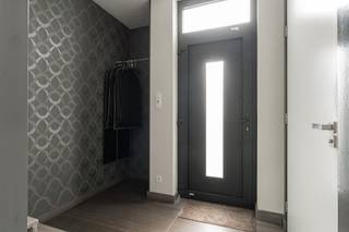 <p>Gelegen aan de Beukenlaan in Neerpelt, biedt deze prachtige villa, gebouwd in 2010, een exclusieve leefervaring die stijl en comfort perfect combineert. De open indeling van de woning zorgt voor een lichte en luchtige sfeer, ideaal voor zowel gezellige familiemomenten als zakelijke bijeenkomsten. De villa is ontworpen met oog voor detail en straalt een hoogwaardige afwerking uit die bezoekers meteen zal aanspreken.</p>

<p>De voorzieningen van deze villa zijn eveneens indrukwekkend. Zo is woning volledig onderkelderd, en is er op meerdere plaatsen gebruik gemaakt van prachtige materialen. <br /><br />Indeling: Inkomhal met trap naar de verdieping, apart toilet, leefruimte met zicht op het overdekte terras, volledig ingerichte keuken met een kwartsiet werkblad, Quooker kraan en een vuur van keramiek, geïntegreerde stoomoven, combi magnetronoven en koffiemachine. Verder is er ook nog een wasplaats.<br /><br />Verdieping: Overloop, ruime badkamer, 4 slaapkamers waarvan de masterbedroom voorzien is met een dressing.<br /><br />Kelder: De woning is volledig onderkelderd en is bereikbaar via de woning zelf en via de tuin.<br /><br />Tuin: Mooi onderhouden tuin met veel privacy, er is verder nog een tuinhuis aanwezig waar u de fietsen en grasmaaier etc. kan stallen.<br /><br />Extra:<br /><br />Volledig gelijkvloers voorzien van natuursteen vloer en trap<br /><br /><br />Wenst u deze prachtige moderne woning op deze schitterende locatie zelf te bezoeken?<br /><br />Contacteer ons voor een vrijblijvende afspraak.</p>