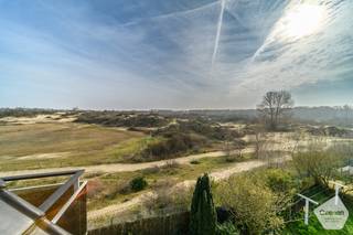 Prachtig instapklaar 2-slaapkamer appartement, gelegen op de tweede verdieping en genietend van een exclusief en blijvend zicht op de duinen.Bij het...
