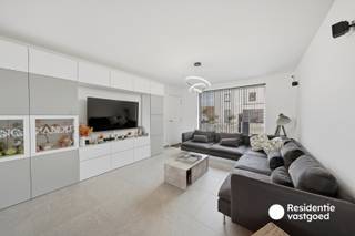 In een rustige en aangename omgeving in Roksem, deelgemeente van Oudenburg, bevindt zich deze recente halfopen nieuwbouwwoning van 2024 waar modern wooncomfort, energiezuinigheid en ruimte perfect samenkomen. Met een bewoonbare oppervlakte van 145 m² op een perceel van 307 m² is dit een ideale gezinswoning voor wie zorgeloos en toekomstgericht wil wonen.<br /><br />Bij het binnenkomen word je verwelkomd in een verzorgde inkomhal met gastentoilet. De lichtrijke leefruimte vormt samen met de open keuken het hart van de woning en geniet dankzij de grote raampartijen en het schuifraam van een mooie connectie met het terras en de tuin. De moderne keuken is volledig uitgerust met kwalitatieve toestellen en voldoende kastruimte, ideaal voor wie graag kookt en geniet.<br /><br />Aansluitend bevindt zich de ruime berging garage met technische voorzieningen, aansluiting voor wasmachine(s) en extra bergruimte. Op de verdieping vinden we drie volwaardige slaapkamers, een praktische berging, een apart toilet en een stijlvolle badkamer met inloopdouche, zitbank en badkamermeubel.<br /><br />Ook op energetisch vlak scoort deze woning uitzonderlijk goed dankzij het E -4-peil, een EPC van -8 kWh/m² - LABEL A+, 12 zonnepanelen, hoogrendementsbeglazing en een ventilatiesysteem type D. De woning is voorzien van een thuisbatterij en de conforme elektrische installatie biedt bovendien extra gemoedsrust. <br /><br />Buiten geniet u van een ruime oprit (waar makkelijk 3 wagens kunnen parkeren) een carport en doorgang naar de tuin, een aangenaam terras en een onderhoudsvriendelijke tuin met extra berging en overkapping. Dankzij de combinatie van moderne technieken, kwalitatieve afwerking en een rustige ligging is deze instapklare woning een unieke opportuniteit voor wie op zoek is naar hedendaags wooncomfort in een groene omgeving.<br /><br />Interesse? Contacteer ons en plan uw bezoek in!
