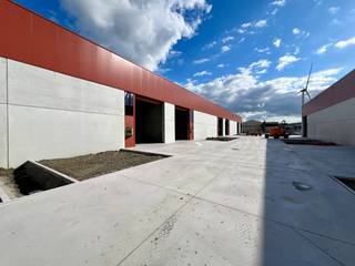 Op zoek naar een gloednieuwe magazijnruimte op een toplocatie nabij Gent? Deze KMO-unit van 223 m² is gelegen in bedrijvenpark VIEF in Evergem,...