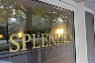 In de directe nabijheid van openbaar vervoer, autostrade en Gent Zuid treffen we dit ruime appartement.Via de openslaande deuren treft u de ruime...